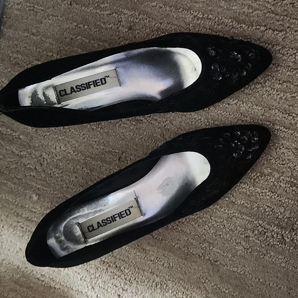 Classified Velvet Black Pumps With Sequins/Beads